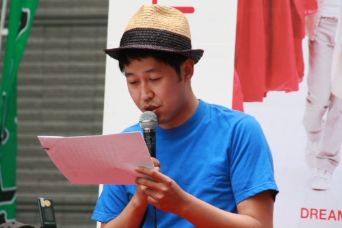 未知のドリカムエピソードを聞いた小籔は、「内場さん！ 家のことほったらかしにさせてくれて、サンキュ！って感じですね」とドリカムツッコミでイベントを盛り上げた。(c)吉本興業