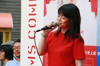 MCを務めた未知やすえは、ドリカムのコンサートは大阪まで待てずに、東京まで泊まりがけで見に行ってしまうほどの大ファン。(c)吉本興業