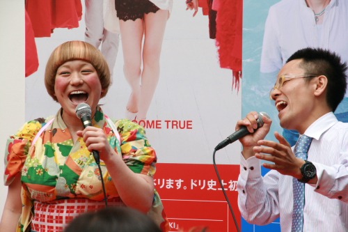 「今日はお母さんも応援に来ています」と張り切る女と男。(c)吉本興業