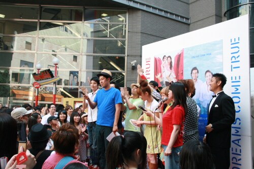 炎天下のもと、大阪・YESなんば前広場特設ステージで行われた「よしもと Presents 赤ドリ青ドリ歌合戦！」。多くの観客が訪れ、なじみ深いドリカムの曲を一緒に楽しんだ。