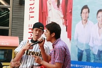 ストリークの迫力の歌声に、小籔は「声が大きすぎる！ 一生懸命歌いすぎ！」と注意。しかしストリークは必死のカメラアピールを止めなかった。(c)吉本興業