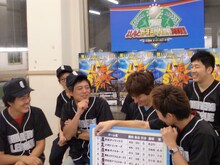 トータルテンボスも本気の喧嘩になりかけたそう。大村はカードが手元にくるまで待てず、ロケ中に後輩を使って会社に届けられたカードのシリアルナンバーを伝言させるという手を使った。