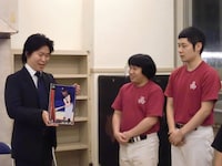株式会社バンダイ今村文彦氏より「オリエンタルレィディオの藤森さんに」と、藤森の写真や特製プロフィールの入ったスペシャルカードが贈られた。代理で受け取ったのはマニアック野球モノマネを得意とするモンキーターン。