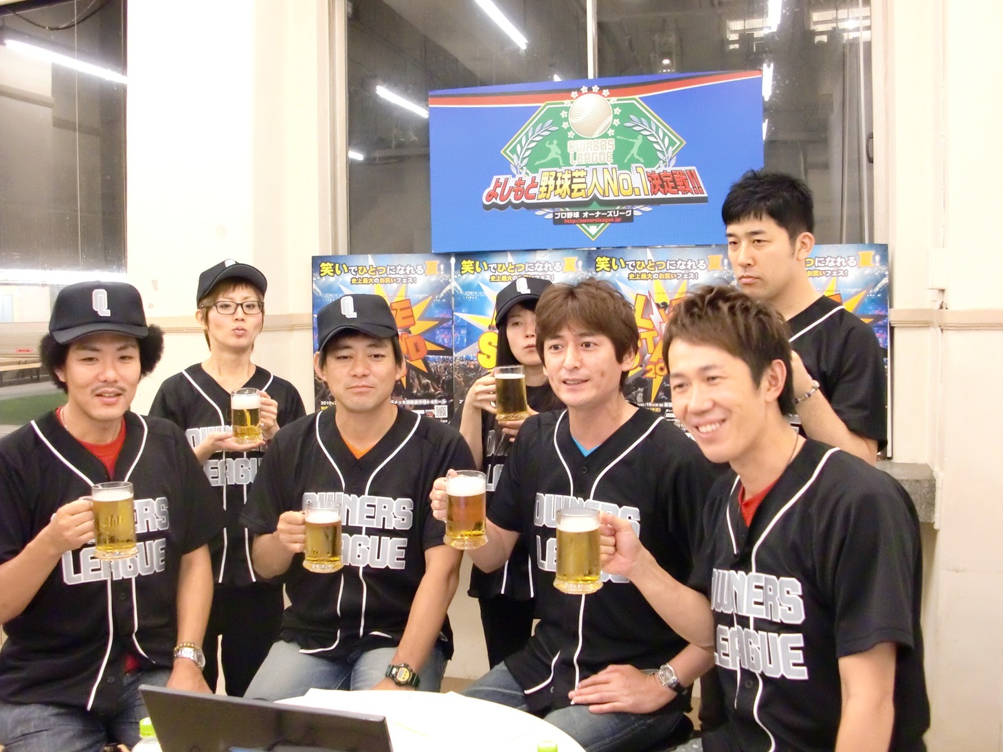 初開催された「プロ野球 オーナーズリーグ よしもと野球芸人No1.決定戦!!」。無事全試合を終え、祝賀会を行ったオーナー陣。優勝のオリエンタルラジオ藤森は欠席。