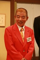 トヨタのCMで人気の“こども店長”によく似た格好の池乃めだか。ネクタイだけはめだか仕様になっている。(c)吉本興業