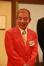 トヨタのCMで人気の“こども店長”によく似た格好の池乃めだか。ネクタイだけはめだか仕様になっている。(c)吉本興業