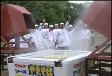 「祝！浜田雅功43歳バースデースペシャル！」で行われた巨大ペヤングやきそば作り。(c)TBS