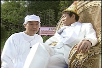 「祝！浜田雅功43歳バースデースペシャル！」で相方・浜田の誕生日を祝う松本。(c)TBS