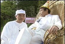 「祝！浜田雅功43歳バースデースペシャル！」で相方・浜田の誕生日を祝う松本。(c)TBS