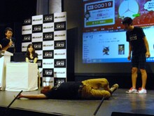 「Bing連想ゲーム for LIVE STAND」をうまく攻略できずステージ上に転げ落ちるケンドーコバヤシ。