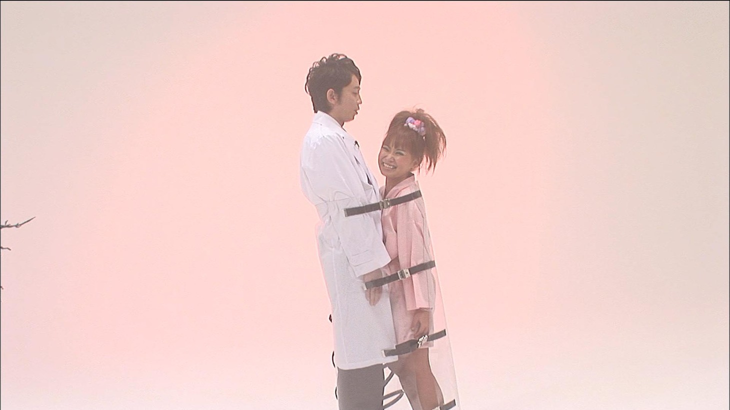 「Dr.有吉の密着治療室」で浜田ブリトニーと「す巻き」状態となり密着する有吉弘行。