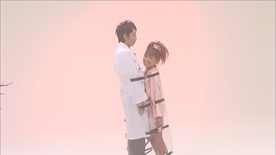 「Dr.有吉の密着治療室」で浜田ブリトニーと「す巻き」状態となり密着する有吉弘行。