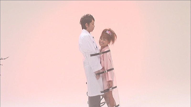 「Dr.有吉の密着治療室」で浜田ブリトニーと「す巻き」状態となり密着する有吉弘行。