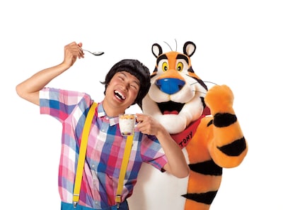 「コーンフロスティ」の新CMに出演するもう中学生と人気キャラクターのトニー・ザ・タイガー。普段からフロスティをよく食べているというもう中は、撮影のみならず休憩時間にも同商品を食べていたとか。