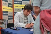 ファンにサインする寺門ジモン。