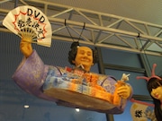 TBS放送センター内でもさまざまなイベントや展示を実施。写真は「情報7daysニュースキャスター」の人気コーナー「ビートたけしの三面記事新聞」で、たけしの頭上に実際に落ちてきた「落ち物」。