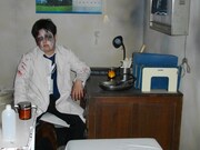 「リンカーンお化け屋敷」で診察室の椅子に腰掛けている医者のお化け。