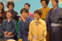 持ち前の営業トークを繰り広げる次長課長。