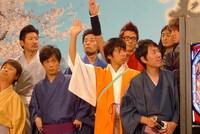 「この中で一番爽やかな人は？」という記者からの質問に手を挙げるチュートリアル徳井、オリエンタルラジオ藤森。