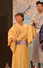 リクエストに応えて爽やかに刀を抜くポーズを決めた次長課長河本。