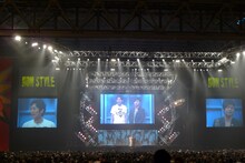 バーを舞台にした漫才を繰り広げるNON STYLE。