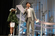 司会の世界のナベアツ。