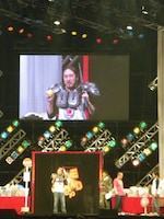 「バトルオワライヤル」で武装してレモンを持ち、「ザ・テレビジョーン」と笑顔でボケる笑い飯・西田。