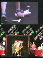 「バトルオワライヤル」で松葉杖を使ってゆっくり歩きながら赤ん坊の人形を踏みつける野性爆弾・川島。