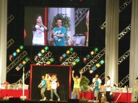 ステージは万歳三唱で朗らかに締めくくられた。