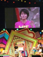 「American芸人」をプレゼンしたジャルジャル福徳。