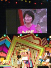 「American芸人」をプレゼンしたジャルジャル福徳。