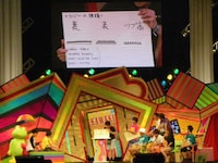 ジャルジャル後藤は「卓球部芸人」のプレゼンで、卓球ラケットのラバーについて図解。