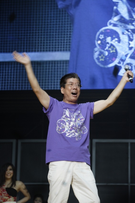 2日目のオープニングに登場した西川きよし。(c)吉本興業