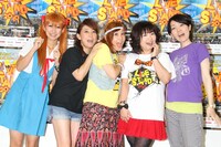 2日目の会見に出席した女性芸人たち。左から、桜・稲垣早希、友近、野沢直子、アジアン。(c)吉本興業