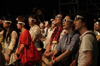 3Dステージを楽しむ観客。(c)吉本興業