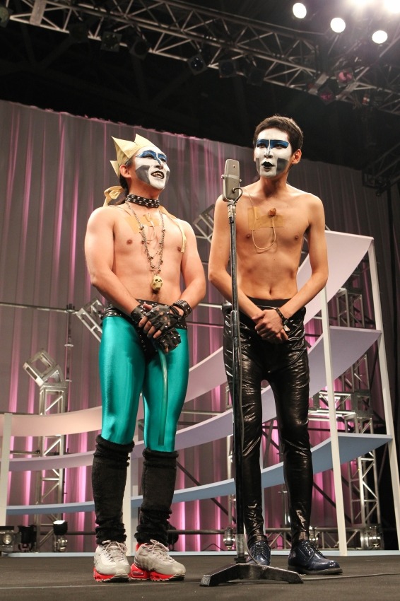 2日目の「シャッフルネタブロック」に登場した増谷キートンとPOISON GIRL BAND吉田。(c)吉本興業