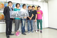 1日目の「男前 VS ブサイク頂上決戦」終了後に会見を開いたカリカ、ライセンス、しずる。