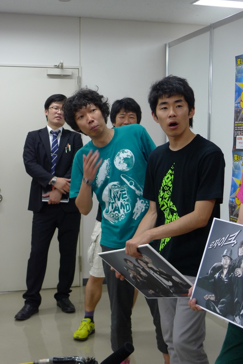 1日目の「男前 VS ブサイク頂上決戦」でPhotoshopのレタッチを駆使して男前に変身したカリカ家城（写真中央）。