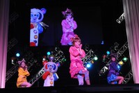 「ピラメキーノ」ステージに登場したオンナラブリー。(c)吉本興業