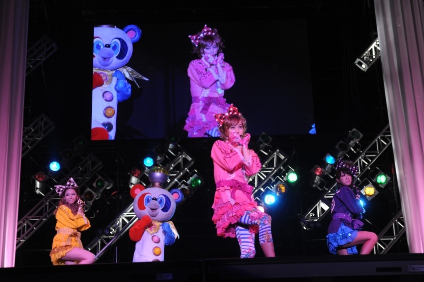 「ピラメキーノ」ステージに登場したオンナラブリー。(c)吉本興業