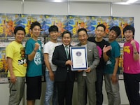 「ギネス世界記録TM」の認定書を持つ中田カウス・ボタン。会見には、はんにゃ、藤井隆、東野幸治、しずるが出席した。