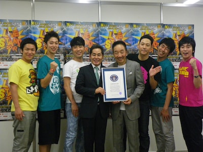 「ギネス世界記録TM」の認定書を持つ中田カウス・ボタン。会見には、はんにゃ、藤井隆、東野幸治、しずるが出席した。