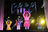 「ピラメキーノ」ステージに登場したオンナラブリー。(c)吉本興業