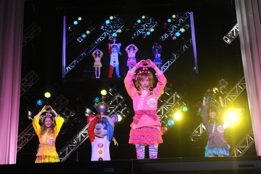 「ピラメキーノ」ステージに登場したオンナラブリー。(c)吉本興業