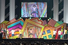 往年のギャグ「太陽拳！」をしつこく繰り出すカリカ家城。