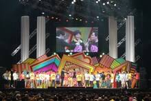 優勝が決まり、ステージに上がる佐久間一行。