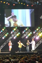 「伝統芸能ハゲ踊り」を披露するブラマヨ小杉。