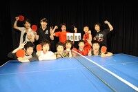 選手の集合写真。全体のMCも務めた菊地は「いずれは“とんねるず VS THE ALFEE”のようなイベントにしたい」と夢を語り「その時の司会は僕ではないだろうけど、僕のこと忘れないで」と訴えた。（写真提供：卓球王国）