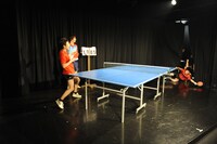 準決勝第1試合の爆笑コメディアンズ半澤 VS オレンジサンセット岡田の対決では、その本格的な戦いに「見たことのない角度でラケットが振られている」と、イベント開始以来初めてMC陣からも卓球に関するコメントが飛び出した。（写真提供：卓球王国）