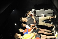 選手宣誓を行ったカラテカ入江。「卓球を通じて吉本と他の事務所の壁を壊したい」と彼なりの目標を掲げた。（写真提供：卓球王国）